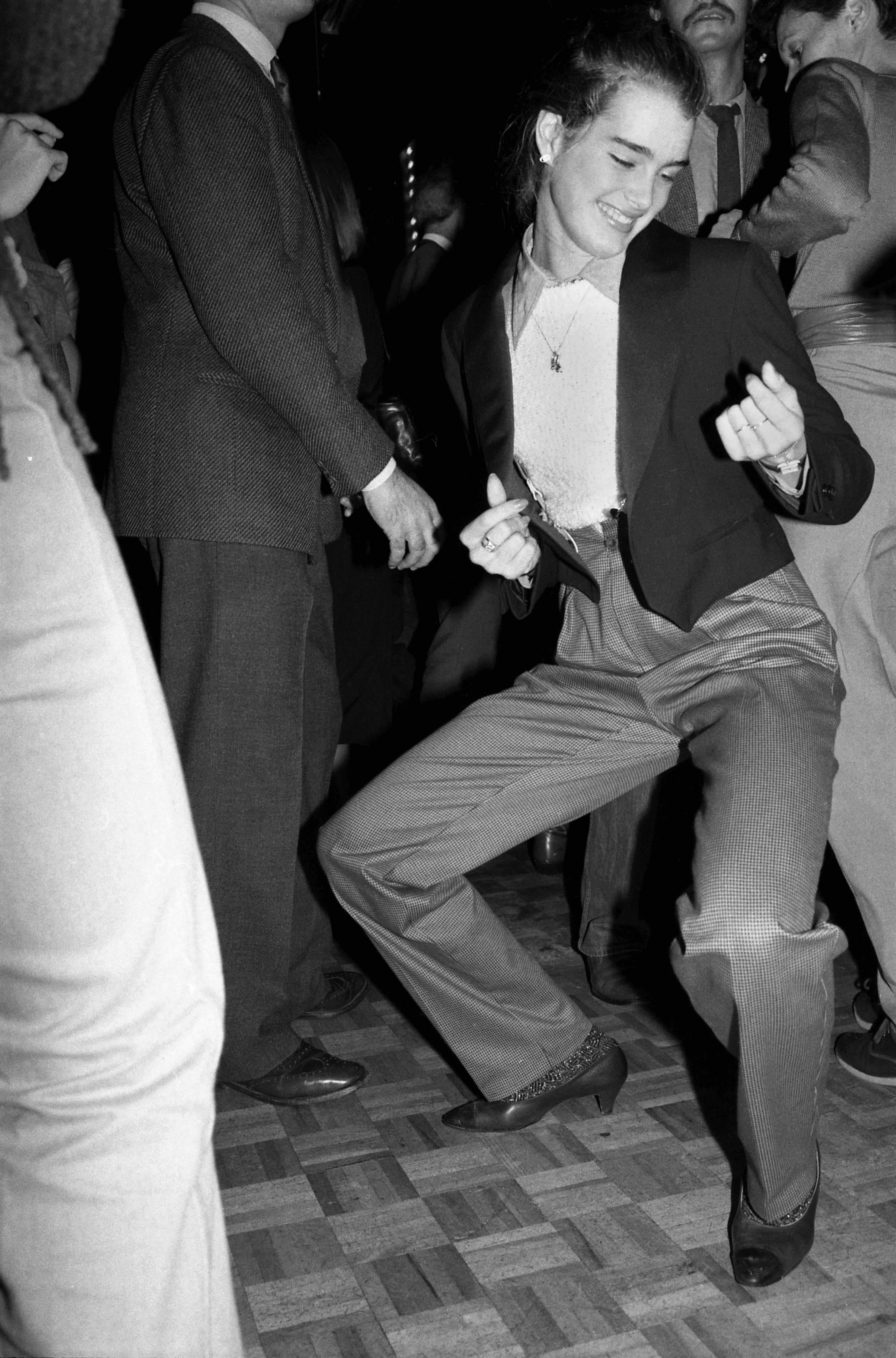 Brooke shields dansant dans une veste de costume et un pantalon au studio 54 en 1979