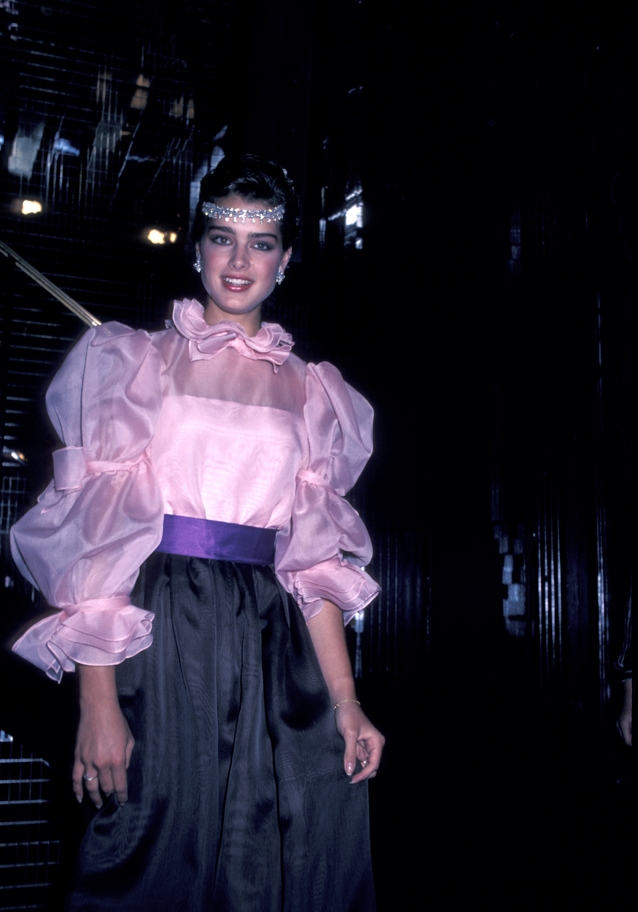 brooke shields portant une robe en organza et une coiffe en diamant pour h.  poupe en 1981