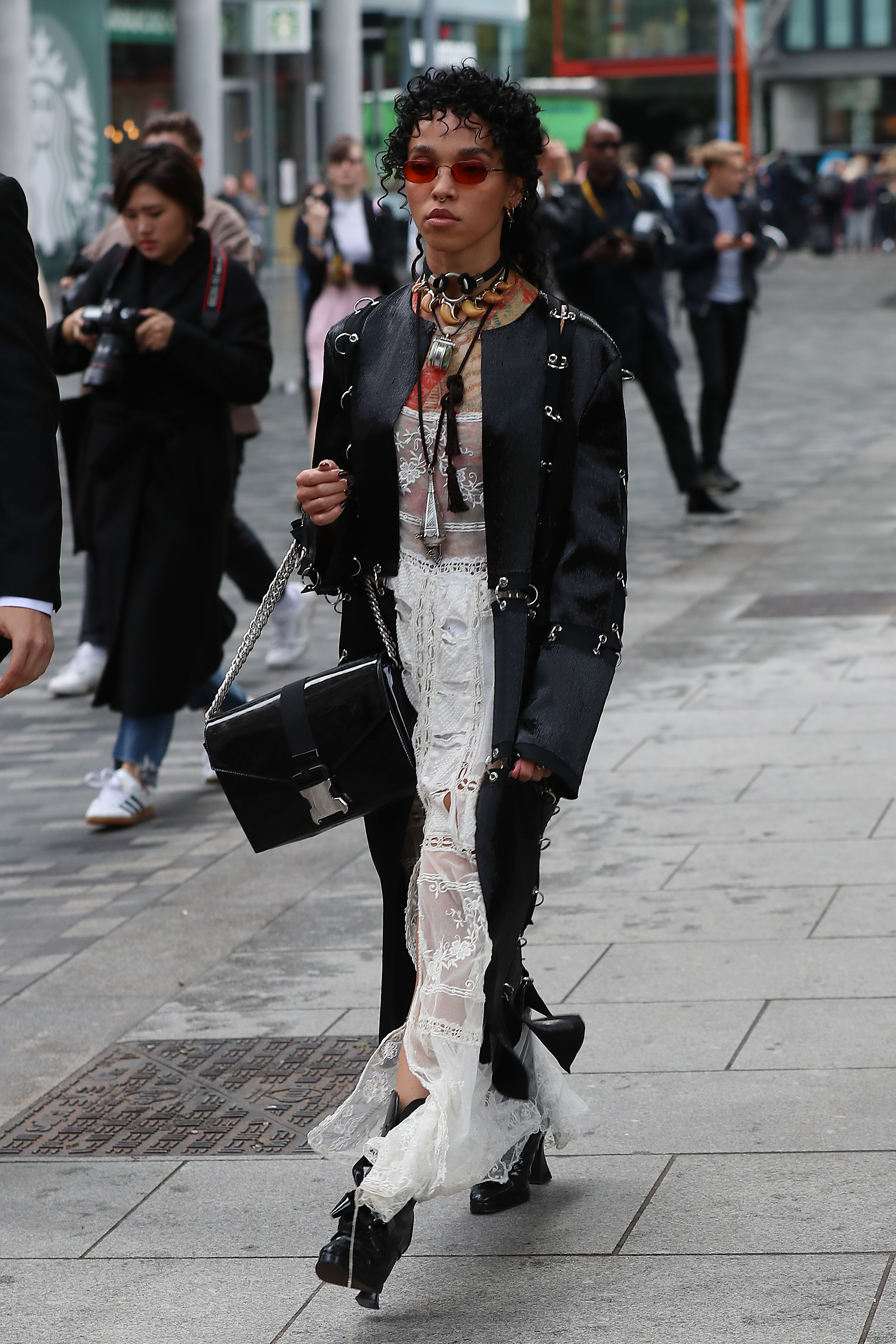 brindilles fka marchant dans la rue à Londres portant une veste noire et des lunettes de soleil teintées 2017
