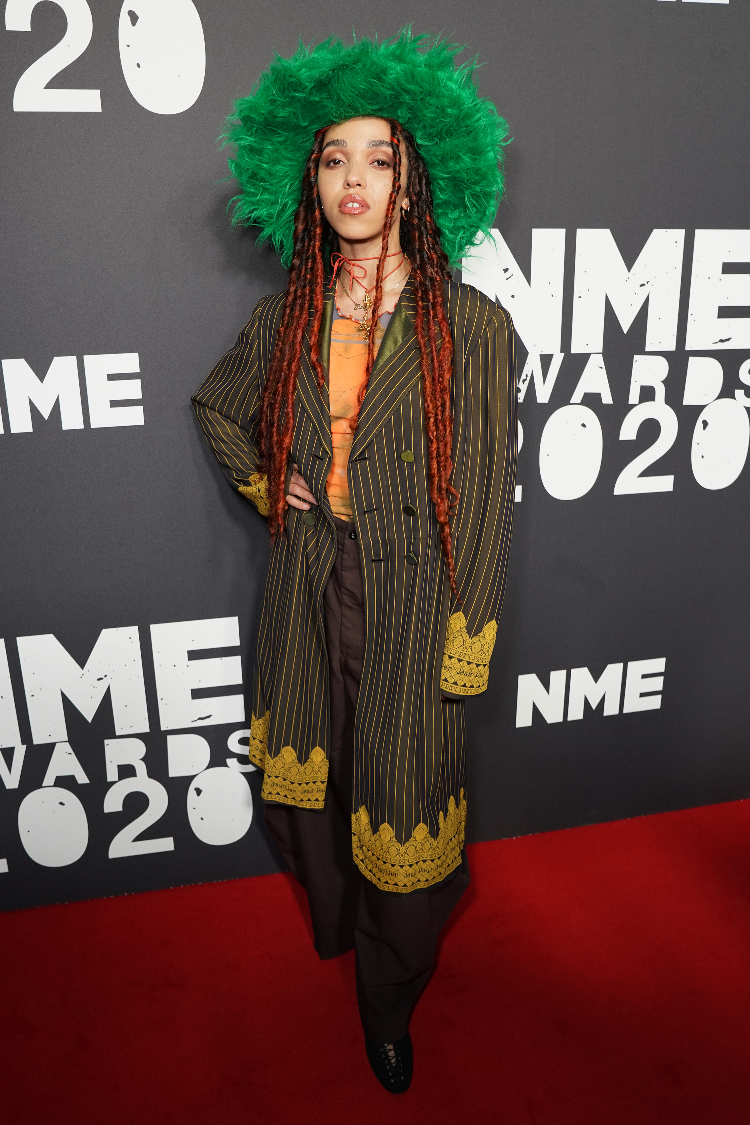 brindilles fka portant un gaulthier vintage et un chapeau vert flou aux nme awards 2020