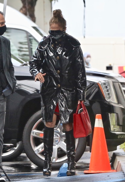 Jennifer Lopez en manteau de vinyle Coach noir, 2021.