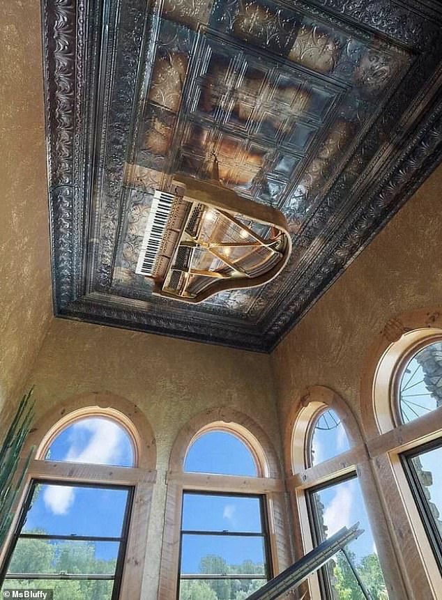 Ce n'est pas souvent que vous voyez un piano collé au plafond au lieu de rester debout sur le sol - après tout, s'asseoir en dessous serait terrifiant !