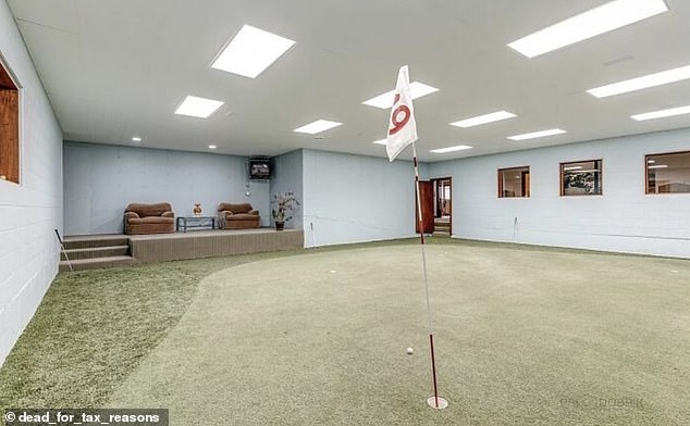 Les commentateurs se sont sentis un peu « déconcertés » par cet étrange espace de travail, qui offre aux travailleurs la possibilité de pratiquer leurs compétences de golf sans quitter le bureau