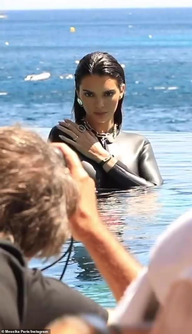 Toujours en demande: Jenner est actuellement à l'avant-garde de la campagne de bijoux Messika Paris photographiée par le photographe Chris Colls (photo) et de la collection Michael Kors SS / 22 photographiée par le duo de photographes Inez & Vinoodh