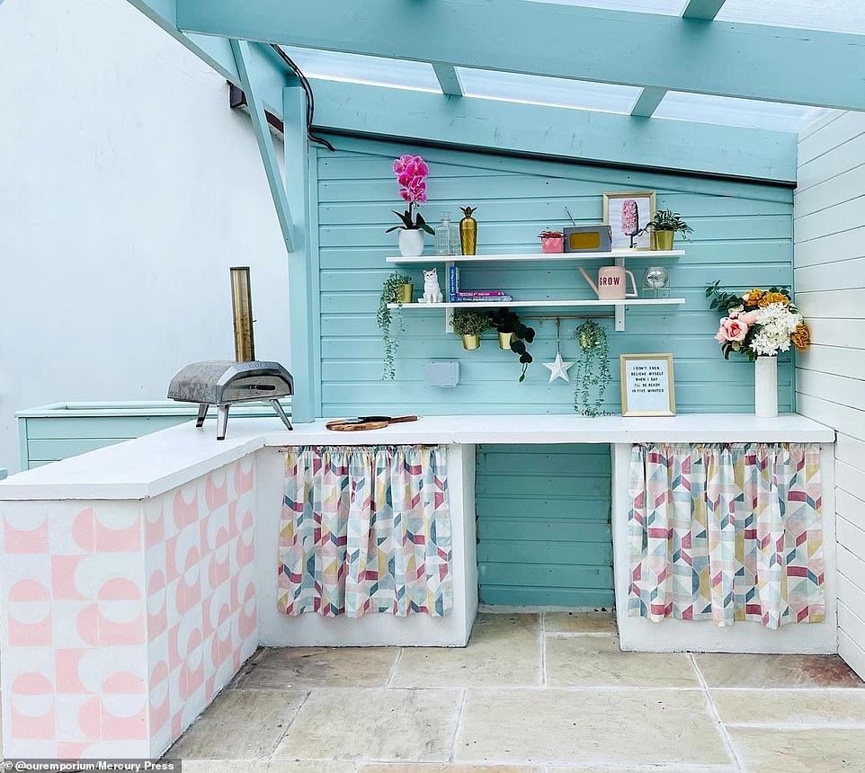 Un propriétaire a donné un nouveau souffle à sa maison individuelle fatiguée dans une superbe cure de jouvence de 8 000 £.  Sur la photo, une toute nouvelle cuisine extérieure bleu pastel pour se divertir coûte 5 000 £
