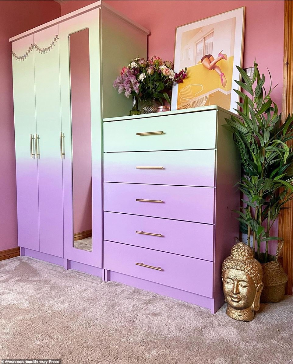 La chambre rénovée est dotée d'une commode ombrée violette et vert menthe vibrante et de murs roses éclatants.  Bien qu'elle n'ait jamais pris un pinceau auparavant, Joanne a réussi à créer elle-même l'effet ombré