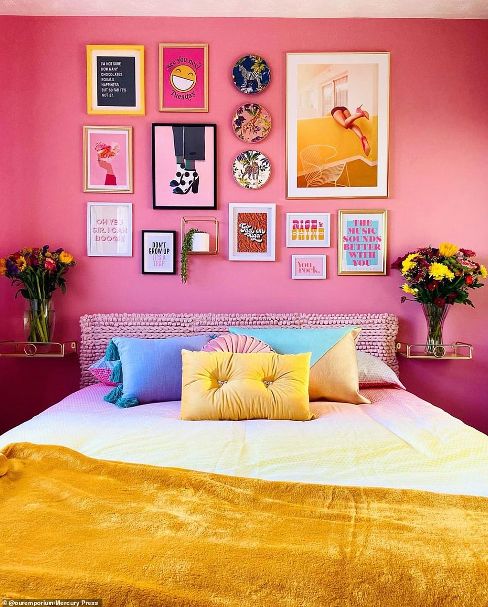 La maison a été réaménagée avec des couleurs vives et des imprimés originaux, y compris la chambre d'amis vibrante qui comprend un mur rose vif, une tête de lit rose pastel au crochet et diverses œuvres d'art graphiques animées.