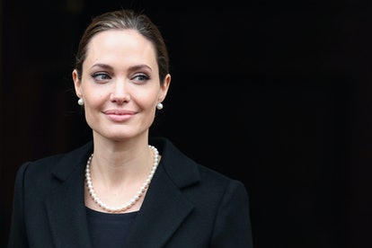 Angelina Jolie le 11 avril 2013 à Londres, en Angleterre, portant un collier de perles et des clous d'oreilles en perles...