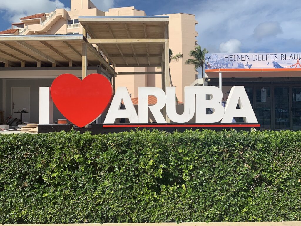 I Heart Aruba signe avec des arbustes verts