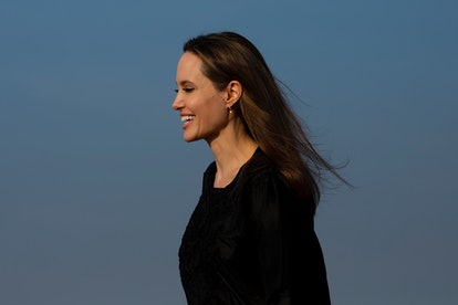 Angelina Jolie portant un pull noir et de délicates boucles d'oreilles pendantes à Ukhia, au Bangladesh.  