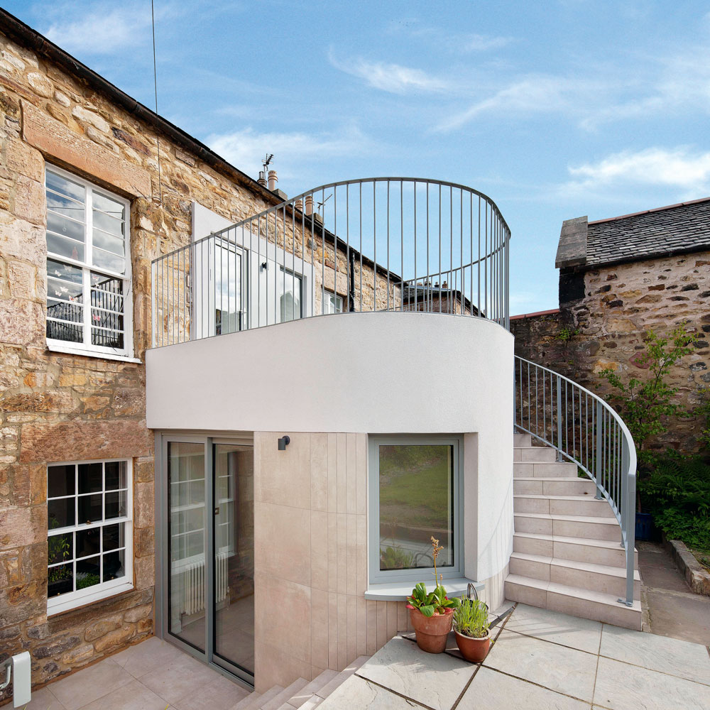 extension moderne sur propriété traditionnelle avec cage d'escalier extérieure