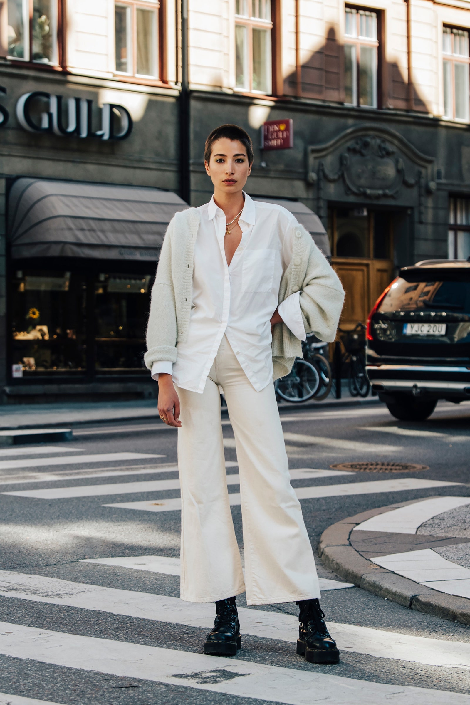 Achetez 7 tenues en noir et blanc inspirées du style urbain de Stockholm
