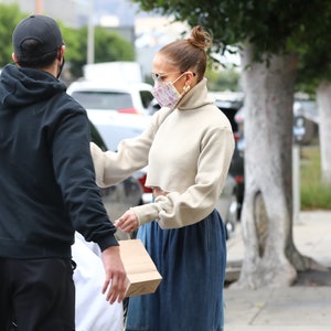 Jennifer Lopez porte les créoles en or de Jennifer Fisher. 