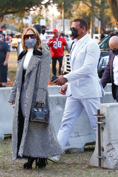 Jennifer Lopez porte un manteau maxi pied-de-poule, 2021.