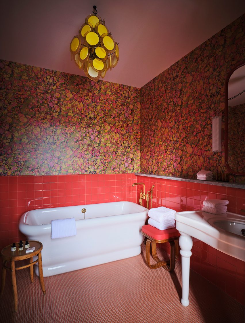Une baignoire blanche dans une salle de bain rouge