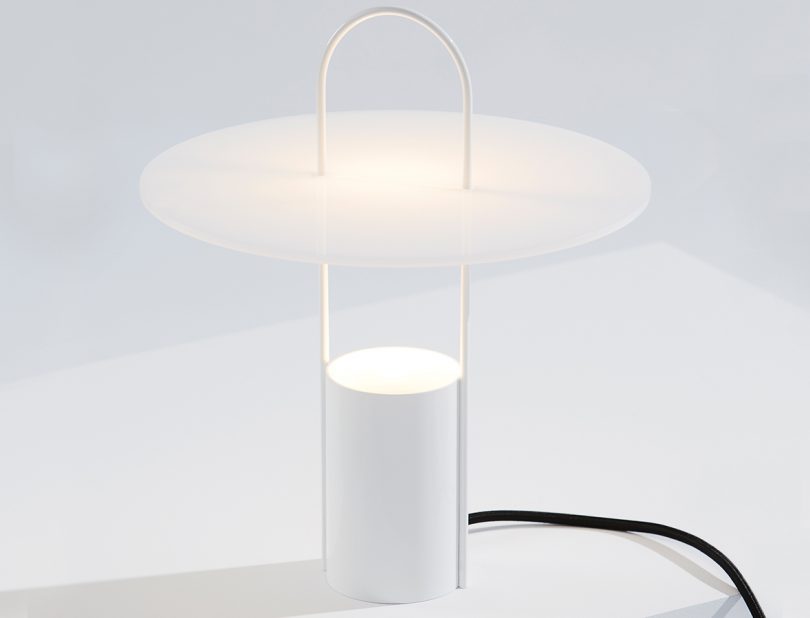 Lampe de table NOMADE par Design Milk x Hollis + Morris