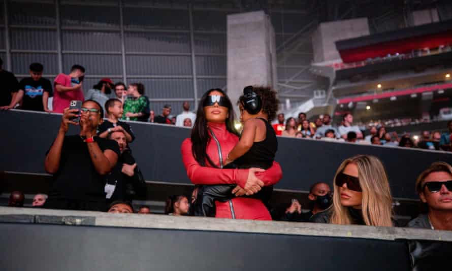 Kim Kardashian est vue avec son fils Psalm et sa sœur Khloe Kardashian alors qu'ils regardent la soirée d'écoute de Kanye West à Atlanta, en Géorgie, en juillet 2021.