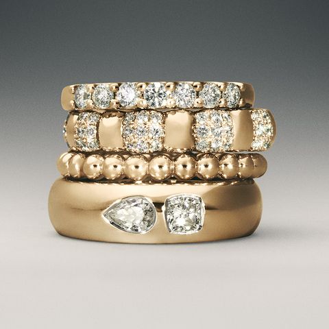 une pile de quatre grosses bagues en or et diamants de la marque directe au consommateur mejuri