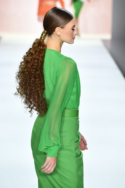 NEW YORK, NEW YORK - 13 FÉVRIER : Un mannequin défile pour Sergio Hudson lors du défilé New York Fashion...
