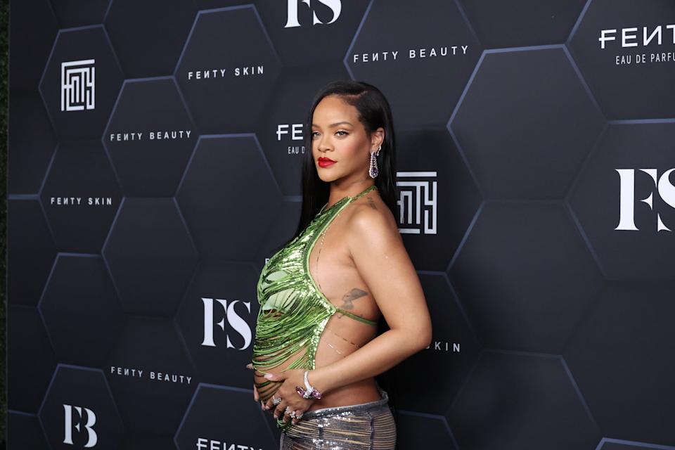 LOS ANGELES, CALIFORNIE – 11 FÉVRIER: Rihanna pose pour une photo alors qu'elle célèbre ses marques de beauté fenty beauty et fenty skin aux studios Goya le 11 février 2022 à Los Angeles, Californie.  (Photo de Mike Coppola/Getty Images)