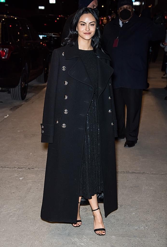 Camila Mendes arrive chez Michael Kors&# x002019 ;  Défilé automne 2022 lors de la Fashion Week de New York le 15 février 2022. - Crédit : Ouzounova / SplashNews.com