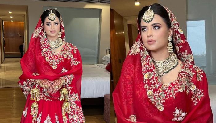 La mariée était magnifique à couper le souffle dans le Lehenga rouge minimaliste mais élégant d'Anamika Khanna