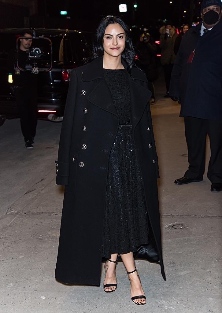 Camila Mendes arrive chez Michael Kors&# x002019 ;  Défilé automne 2022 lors de la Fashion Week de New York le 15 février 2022. - Crédit : Ouzounova / SplashNews.com