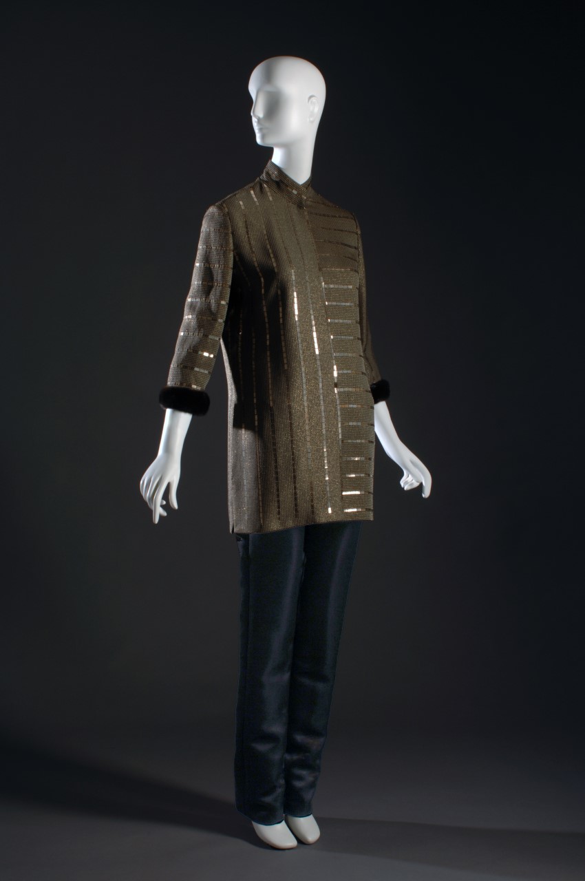 Cette veste conçue par Yeohlee Teng comprend son étiquette de créateur et une pour 