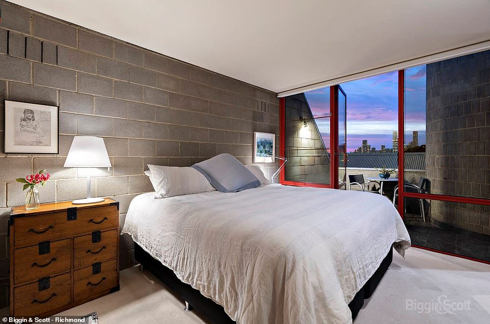La maison de style industriel chic est au sommet de l'un des points les plus élevés de la banlieue, offrant au balcon à l'étage de la chambre principale des vues spectaculaires sur la ligne du ciel de la ville de Melbourne.