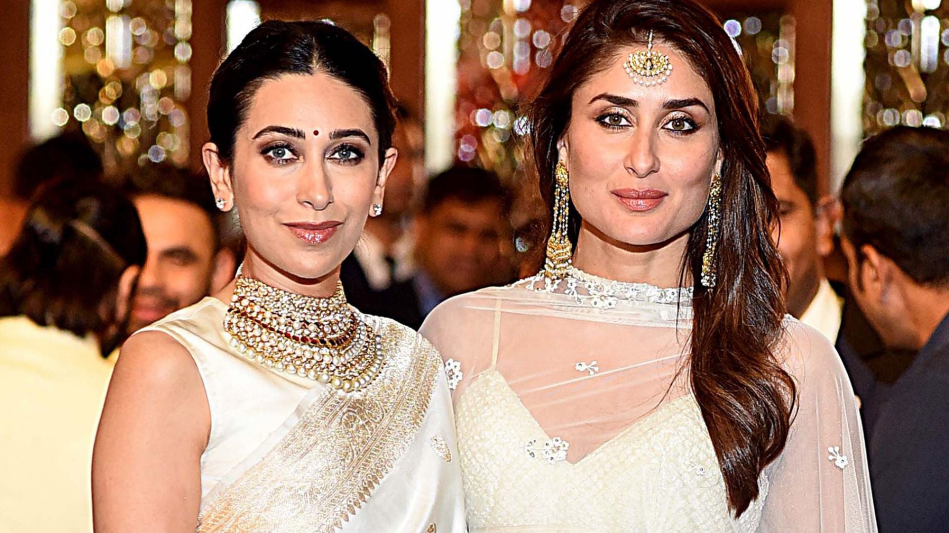 Karisma-Kapoor-en-blanc-Raw-Mango-sari-choker-earrings-with-Kareena-Kapoor-Khan-at-Isha-Ambani-wedding-vedette