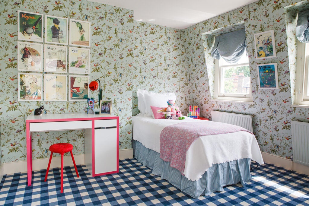 chambre d'enfant avec papier peint à fleurs menthe et moquette à carreaux bleus
