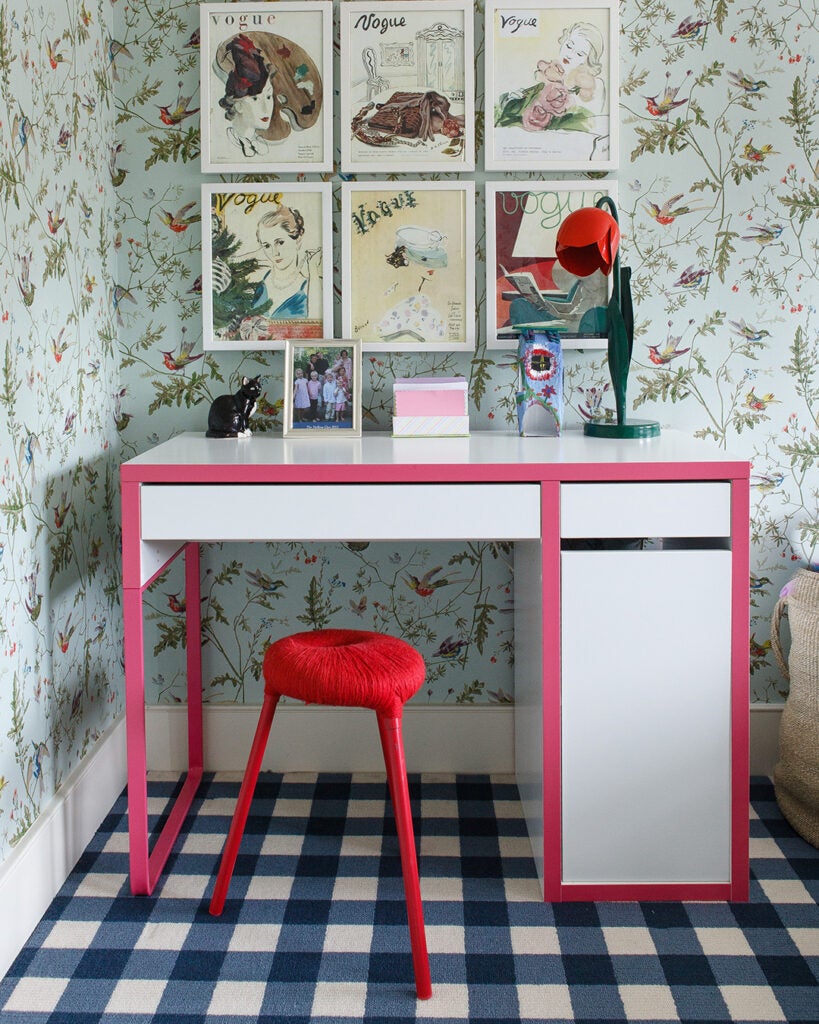 bureau blanc simple avec bordure peinte en rose vif