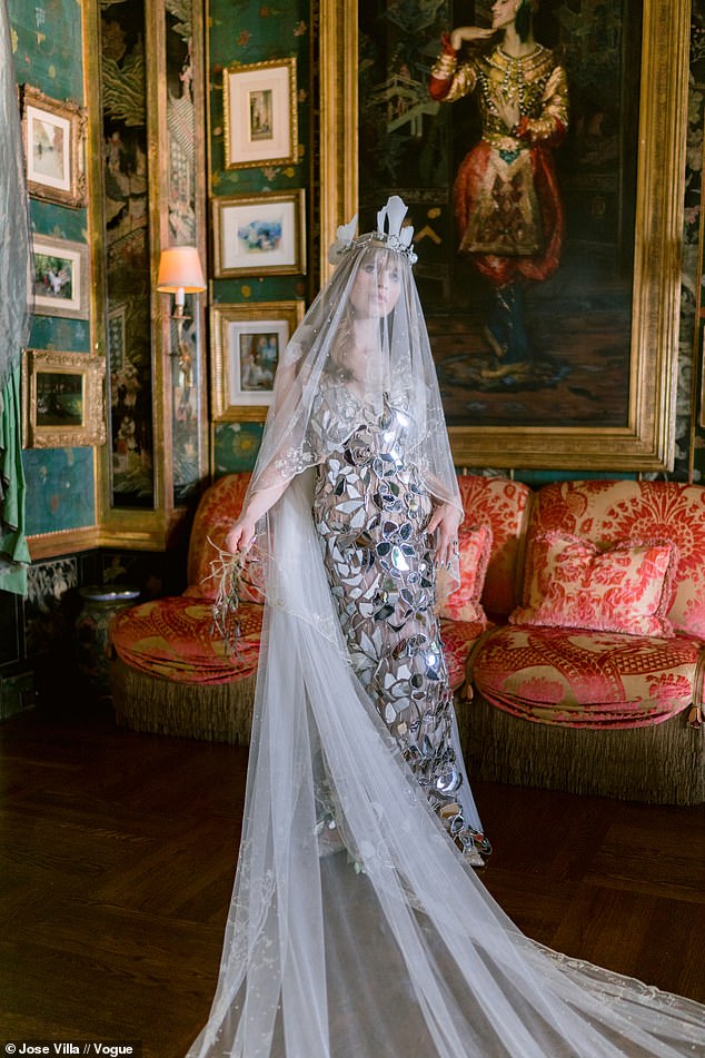 Ivy portait les bijoux de sa grand-mère lors de son mariage avec le photographe Toby Engel à l'hôtel de ville de San Francisco l'automne dernier