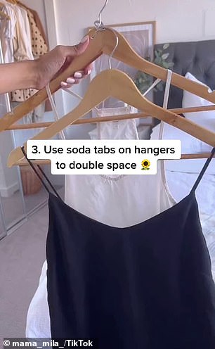Chantel est capable de doubler l'espace dans sa garde-robe avec l'utilisation de pastilles de soda sur des cintres