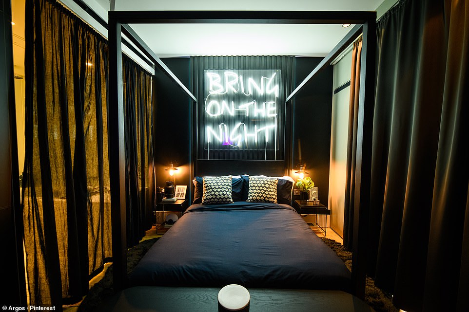 Sur la photo, la « salle de nuit » – un espace « futuriste et amusant » basé sur les recherches Pinterest pour « salle de rêve » et « fond d'écran lunaire »