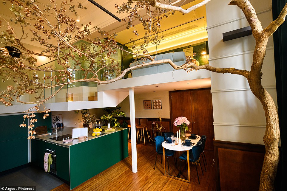 Des murs vert foncé, des dessus de table en marbre et des sièges en velours ajoutent aux accents dorés de la « chambre de luxe » (photo)