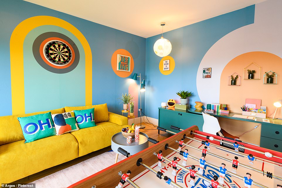 La « salle de jeux » a été inspirée par les recherches Pinterest pour « l'artisanat pour adultes », « chambres avec lits superposés pour adultes » et « fêtes sur le thème des cow-boys pour adultes »