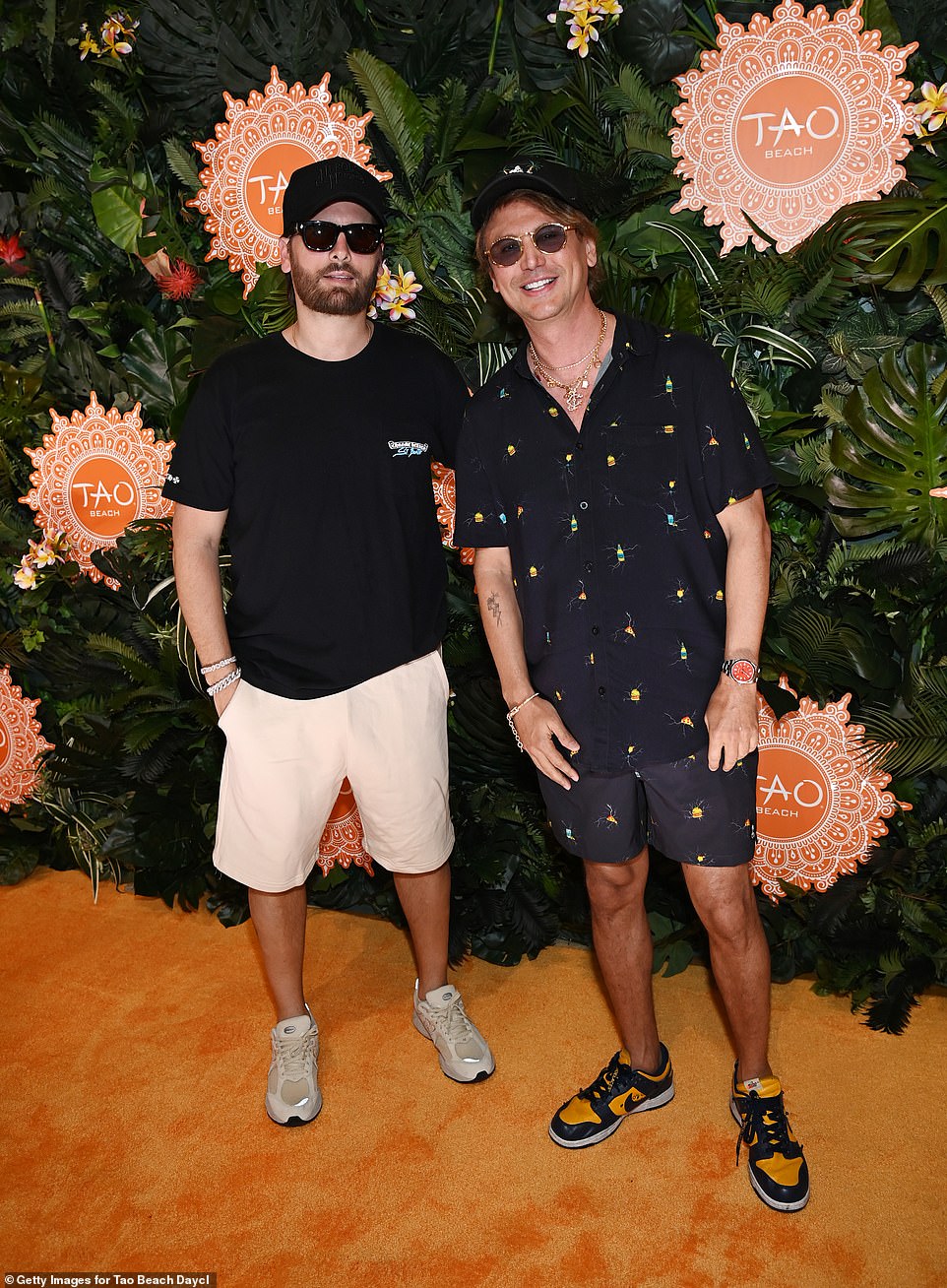 Bro time: la personnalité de la télévision Scott Disick et son copain Jonathan Cheban ont posé ensemble sur le tapis rouge avant de se livrer aux festivités
