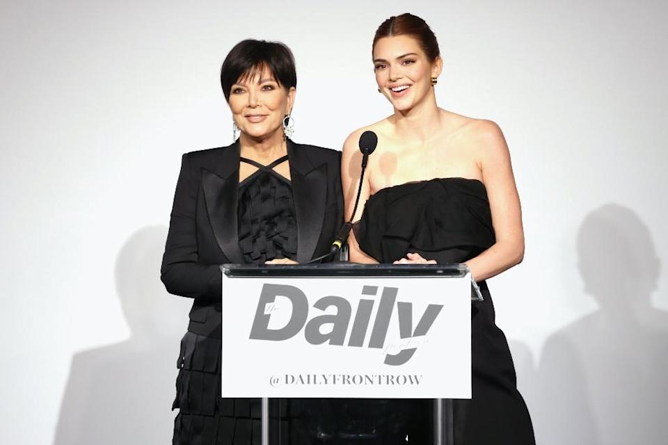 Kris et Kendall Jenner présentent le Lifetime Achievement Award aux Daily Front Row Fashion Awards à Los Angeles le 10 avril 2022. - Crédit : Randy Shropshire/Getty Images pour Daily Front Row