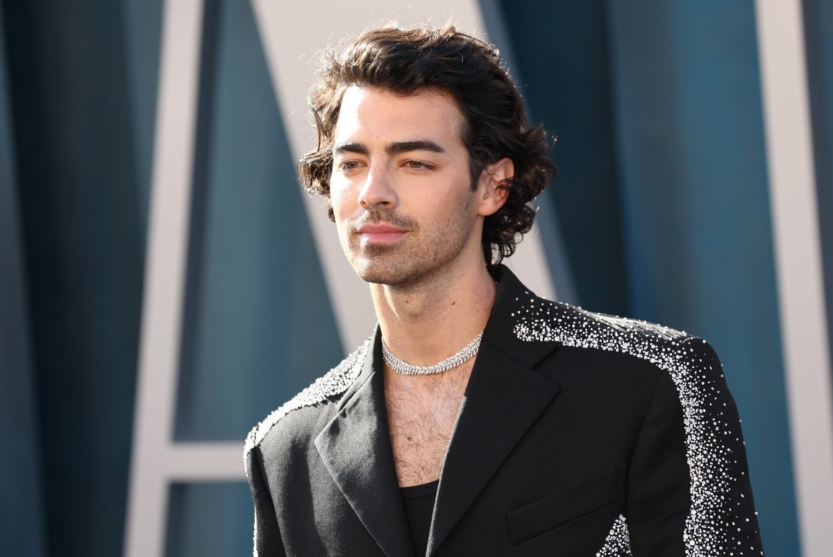 Joe Jonas assiste à la soirée des Oscars Vanity Fair 2022 organisée par Radhika Jones