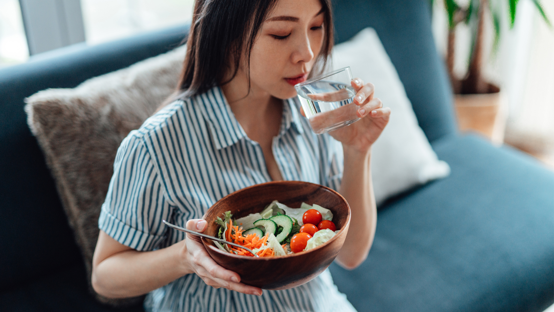 Image d'une femme mangeant un repas sain et buvant de l'eau