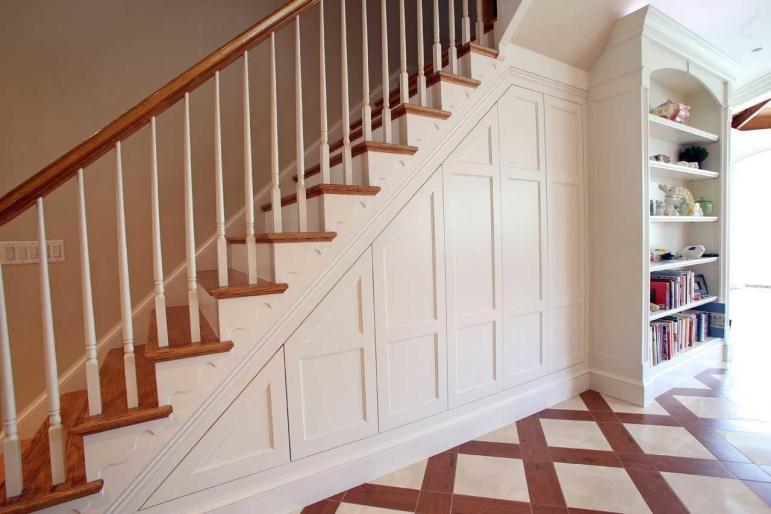 Des moyens astucieux d'utiliser l'espace gênant sous vos escaliers